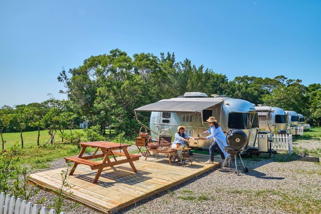 ▲整区仅有4辆露营车，还能享受专属野营与前庭空间。(图/行遍天下提供)