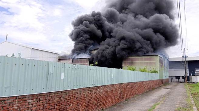 台南市仁德区一家工厂传出火警，火势猛烈，不仅浓烟滔天，几乎可透过铁皮看见屋内的火势。（台南市消防局提供／程炳璋台南传真）
