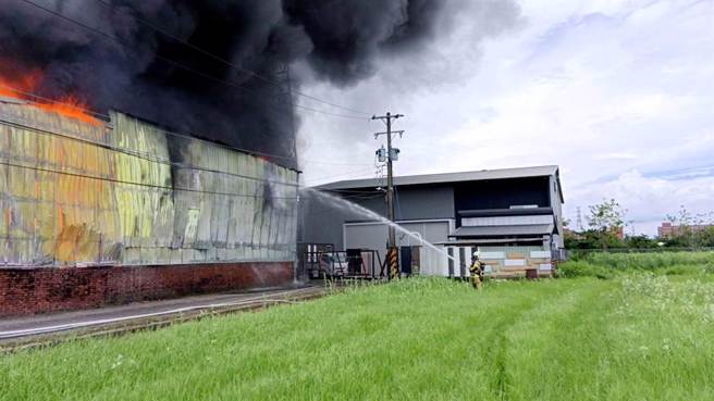 台南市仁德工厂大火，浓烟瀰漫天际。（台南市消防局提供／程炳璋台南传真）
