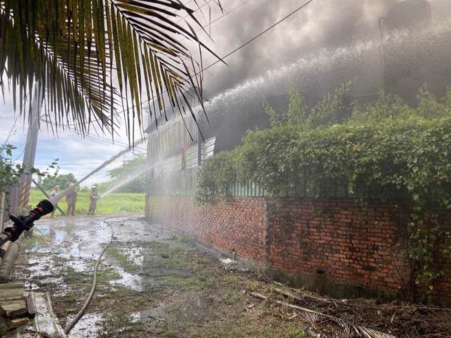 仁德工厂大火，警消不断在四周洒水避免延烧。（台南市消防局提供／程炳璋台南传真）
