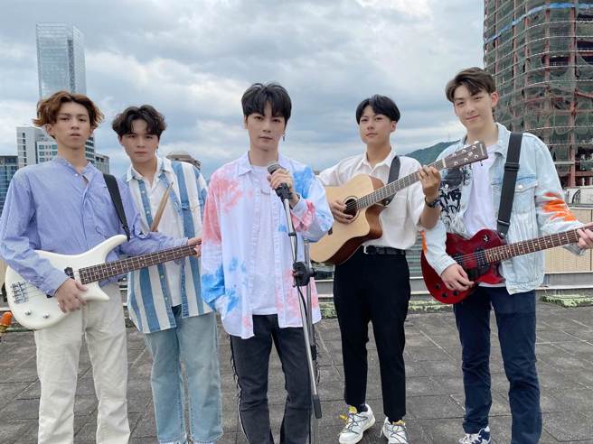古曜威携鲜肉乐团，登市政府停机坪勇敢追梦。（单纯梦想文创事业、华纳音乐提供）
