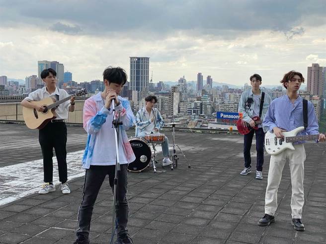 古曜威携鲜肉乐团，登市政府停机坪勇敢追梦。（单纯梦想文创事业、华纳音乐提供）
