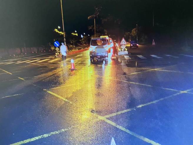 台中市乌日区环河路昨(11)日深夜发生一起恐怖死亡车祸，23岁的李女不明原因独坐快车道，因光线昏暗又下雨视线不佳，遭行经该路段的36岁苏男撞击惨死。（图／民眾提供）
