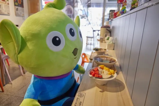▲店内有许多可爱三眼怪陪你一起吃冰喔！(图/行遍天下提供)

