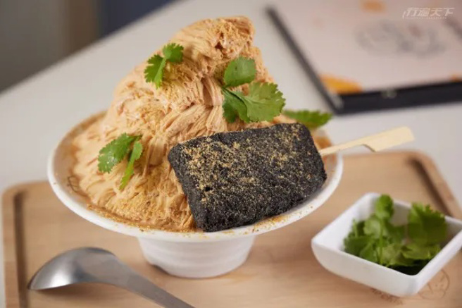 ▲猪血糕花生冰淇淋（每日限量）╱170元。巧克力磅蛋糕沾上芝麻粉偽装的猪血糕，搭配浓郁的花生雪花冰搭配花生粉及香菜，绝妙组合视觉、味觉大满足。(图/行遍天下提供)
