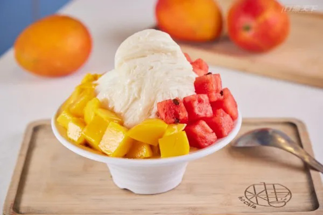 ▲恶魔果汁雪花冰╱190元。古早的四味果汁制成的恶魔雪花冰，再加上满满的芒果与西瓜，酸甜好滋味，让人有种一秒到嘉义的错觉！(图/行遍天下提供)