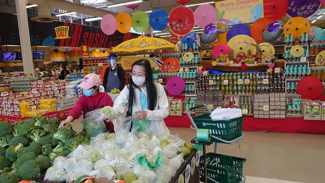 外国民眾选购芭乐。（高雄市农业局提供／林瑞益高雄传真）