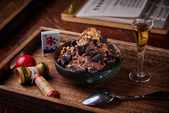 ▲大人系威士忌巧克力雪花冰╱280元。黑巧克力的苦甜、古早味盐炒花生的香、烤麦片的脆，再淋上沉稳的威士忌，苦中带甜。（未成年请勿饮酒。酒后不开车，安全有保障。)(图/行遍天下提供)