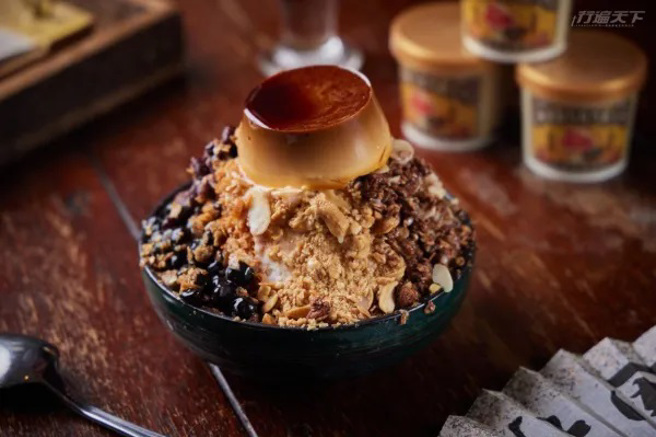 ▲招牌布丁牛乳雪花冰╱280元。復刻昭和时代的酱烧布丁，搭配上屏东万丹红豆、北港花生、珍珠、烤麦片等配料，再淋上些许黑糖，融合出的丰富好滋味。(图/行遍天下提供)