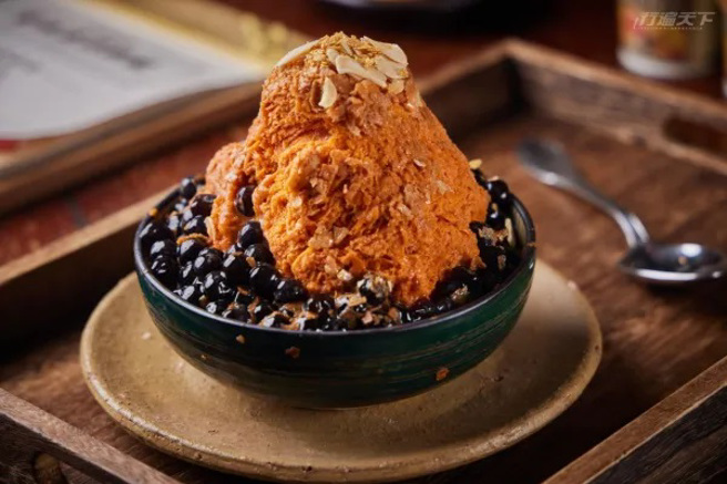 ▲泰国手标超浓泰奶珍珠雪花冰╱260元。正橘红色的泰奶雪花冰，加上黑糖蜜珍珠，吃得到泰式奶茶的浓香，却没有想像中的甜腻。(图/行遍天下提供)