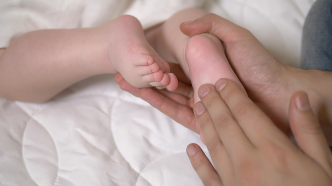 保母疑似因为注意新生婴儿应避免剧烈摇晃，导致5月大男婴脑伤、发展迟缓，被依业务过失伤害罪判保母有期徒刑4个月。（示意图/Shutterstock提供）