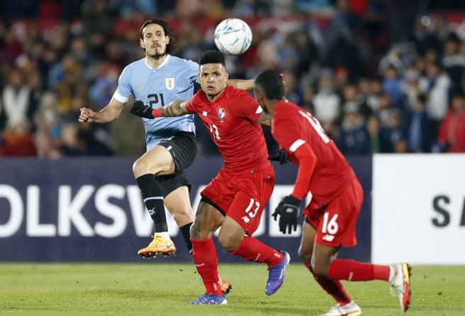 乌拉圭Edinson Cavani(左)与巴拿马Emmanuel Chanis抢球。（美联社资料照）