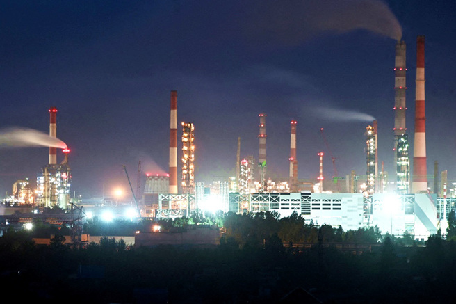 斯里蘭卡新總理威克瑞米辛赫（Ranil Wickremesinghe）11日表示，可能被迫向俄羅斯購買更多石油。圖為俄羅斯石油煉油廠。（資料照／路透社）