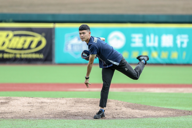 东京奥运射箭国手汤智钧为玉山杯开球。（中华棒协提供）