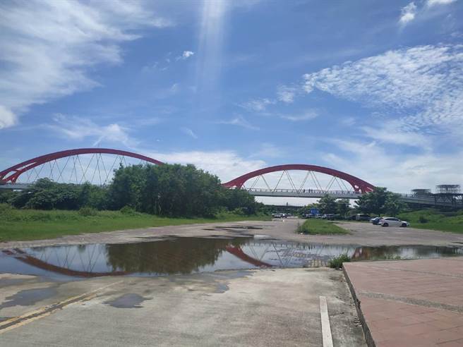 汛期来临，云林县北港溪北港镇段河川地停车场、牛墟加强整顿。（张朝欣摄）