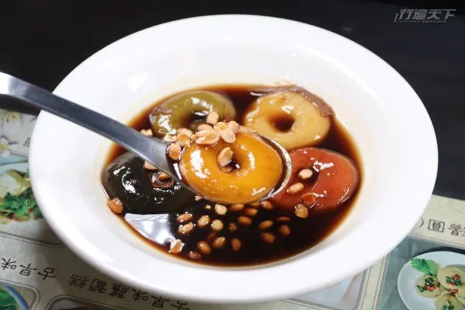 ▲老家米食堂的招牌五行(米鹿)汤(米齐)汤，以姜黄、竹炭、抹茶、红菜根制作，口感Q弹卖相好。(图/行遍天下提供)
