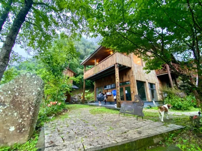 ▲原织艺术家林淑莉创立的石壁染织工艺园区，致力推广并传承泰雅族的传统文化。(图/行遍天下提供)