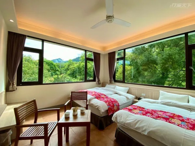 ▲南庄蔓森活民宿的四人房，窗外绿油油的景色令人心旷神怡。(图/行遍天下提供)