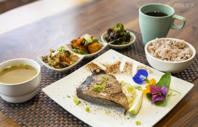 ▲幸福食堂的幸福套餐，选用时令鲜鱼搭配老板自己栽种的蔬果，每一口都有幸福的滋味。(图/行遍天下提供)