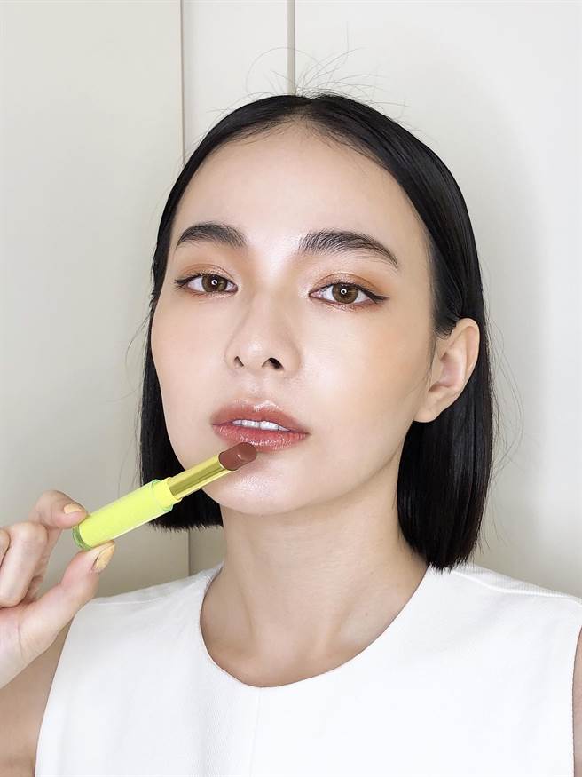 香缇卡 2022 夏季限量彩妆 绿漾波光绚采润唇彩 ＃向日葵。（香缇卡 提供）