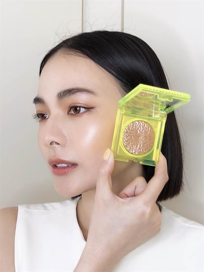 香缇卡 2022 夏季限量彩妆 绿漾波光绚采眼颊霜。（香缇卡 提供）