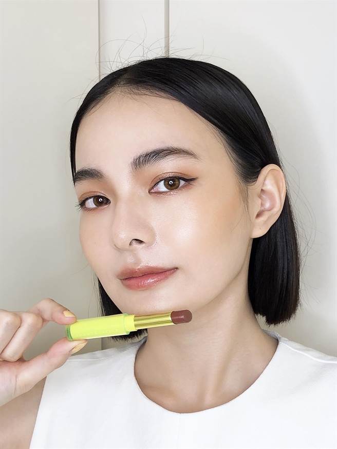 香缇卡 2022 夏季限量彩妆  绿漾波光绚采润唇彩 ＃金盏花。（香缇卡 提供）