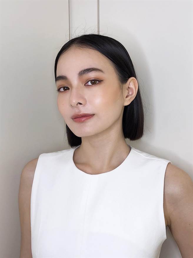 香缇卡 2022 夏季限量彩妆 绿漾波光绚采润唇彩 ＃向日葵。（香缇卡 提供）