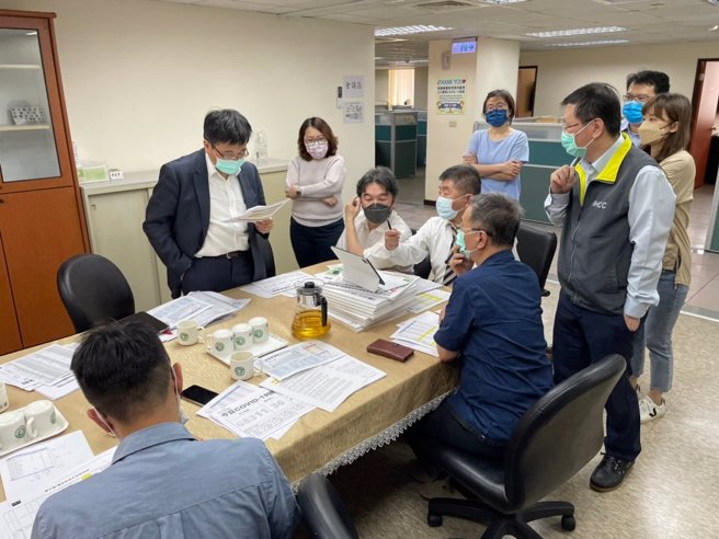 王必勝於陳時中確診前2天在臉書PO出記者會前照片，只見周志浩、莊人祥及王必勝3人，和陳時中都有近距離接觸，唯獨醫療應變組副組長羅一鈞坐在最旁邊。（圖／翻攝自王必勝臉書）