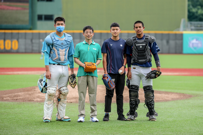 奥运银牌射箭国手汤智钧（右二）为玉山杯冠军赛开球。（中华棒协提供）