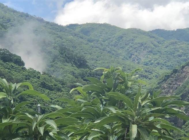 卡悠峯瀑布山崩，警方即时疏散游客。(警方提供)