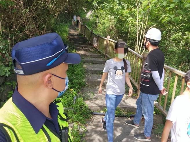 卡悠峯瀑布山崩，警方即时疏散游客。(警方提供)