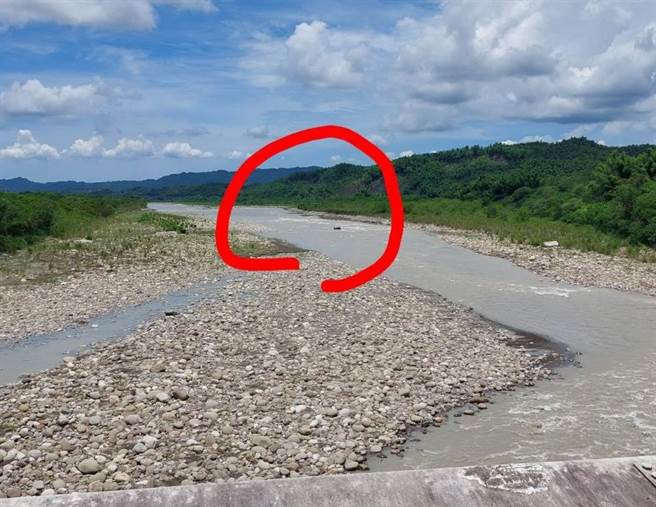 警消在杉林大桥下楠梓仙溪下游右侧寻获黄妇遗体（红圈处）。（翻摄照片／林瑞益高雄传真）