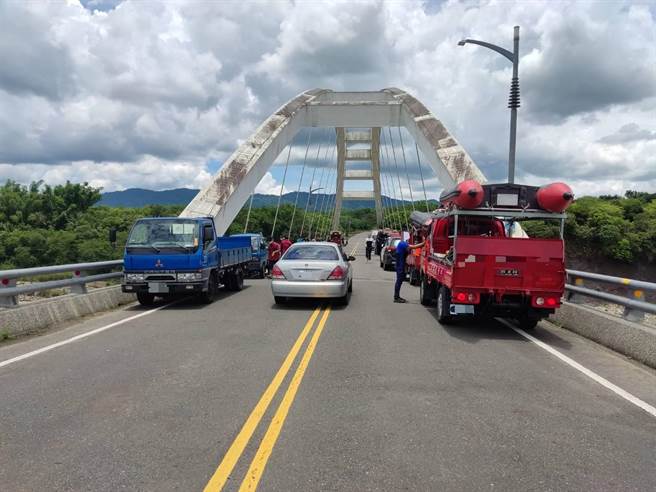 警消获报后，到杉林大桥搜寻黄妇。（翻摄照片／林瑞益高雄传真）