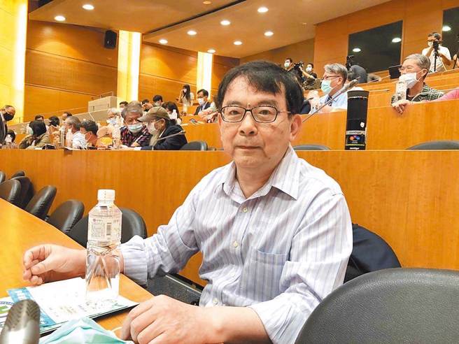 台大醫師黃立民表示，因衛福部長陳時中有吸菸史，且年齡超過65歲等染疫重症風險高，建議早用藥以降低重症機會。（資料照／林周義攝）