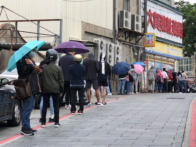 中央流行疫情指挥中心宣布，自明(13)日起，家用抗原快筛试剂实名制购买取消单、双号的限制，不需再依身分证字号尾数单、双号进行分流。（李金生摄）