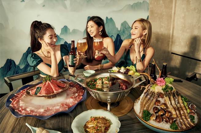 青花骄打造青红锅，汤底口感清甜、温润可直接饮用，不喜欢重口味的消费者亦可品嚐。（青花骄提供）