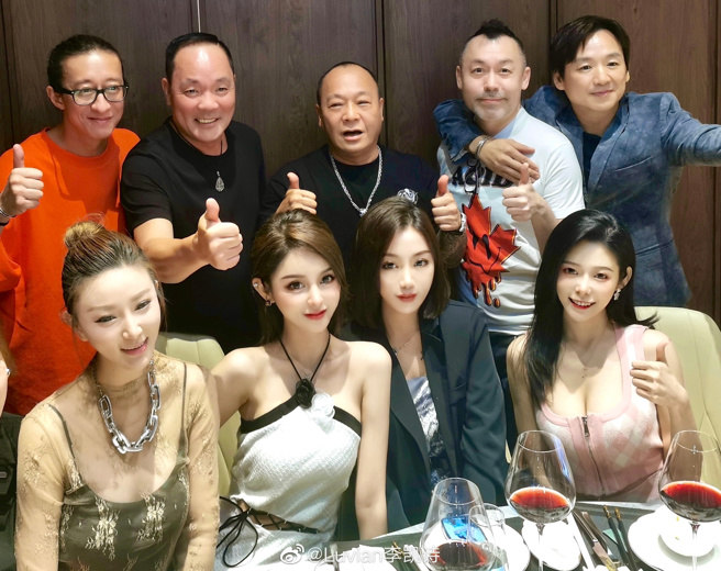 辣模梁凯诗(右1)和B哥吴志雄(中)等艺人同框合照无端中伤。(图 微博)