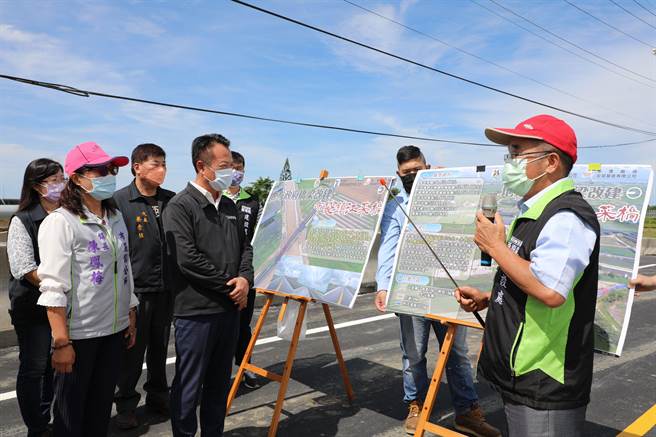嘉義縣長翁章梁視察嘉22線菜江橋改建工程。（廖素慧攝）