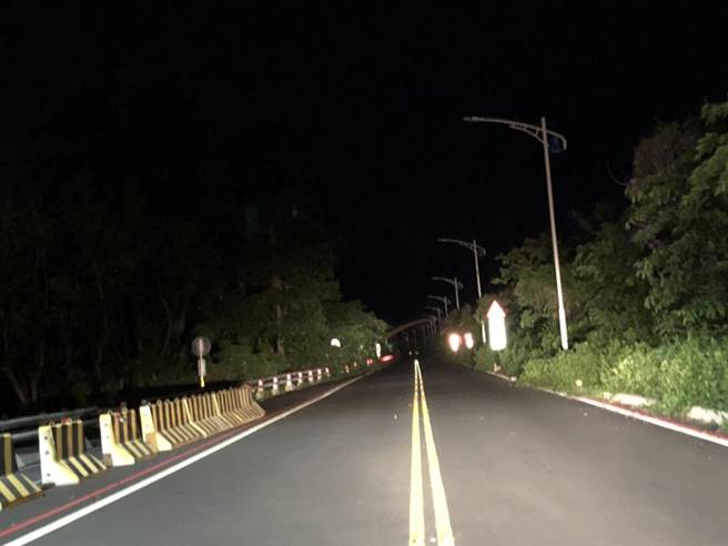 台东市光明社区一旁防汛道路路灯零件遭窃，民眾投诉路灯不亮已1周，除严重影响用路人及散步民眾安全，更忧心治安问题。（蔡旻妤摄）