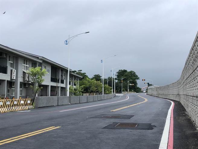 台东市光明社区一旁防汛道路路灯零件遭窃，民眾投诉路灯不亮已1周，除严重影响用路人及散步民眾安全，更忧心治安问题。（蔡旻妤摄）