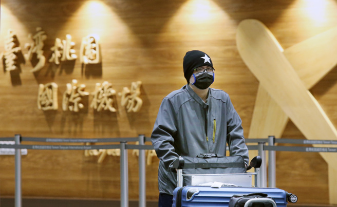 一名男网友研究入境检疫3＋4政策，发觉只是换汤不换药，图利1行业。图为刚下机的旅客准备搭车离去。非新闻当事人。（资料照／范扬光摄）