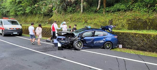 宜兰县三星乡三星路八段台七丙线8.4公里处，今（12日）下午2时36分1台自小客车从牛斗往福山方向，疑过弯失控跨越双黄线，与对向游览车发生对撞。（宜兰县警察局三星分局提供／吴佩蓉宜兰传真）
