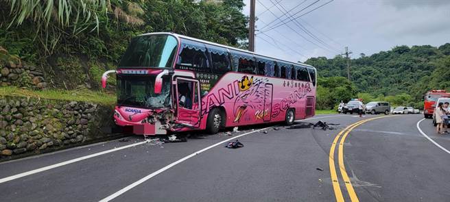 宜兰县三星乡三星路八段台七丙线8.4公里处，今（12日）下午2时36分1台自小客车从牛斗往福山方向，疑过弯失控跨越双黄线，与对向游览车发生对撞。（宜兰县警察局三星分局提供／吴佩蓉宜兰传真）