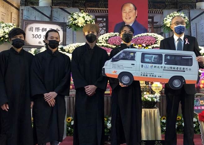 前台北县议员李樔槦之子李振武以父亲名义捐增新北市政府復康巴士。（新北市社会局提供）