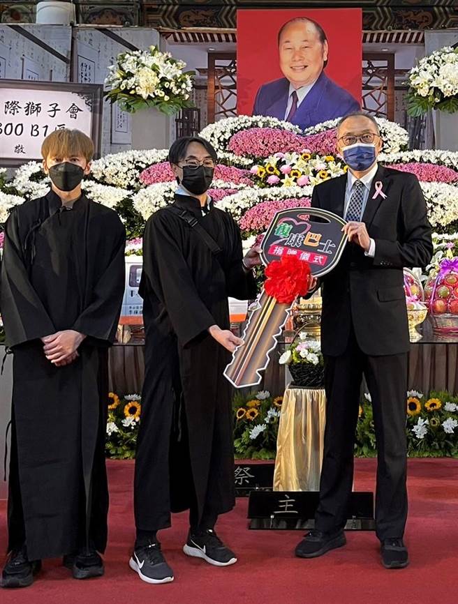 前台北县议员李樔槦之子李振武以父亲名义捐增新北市政府復康巴士。（新北市社会局提供）