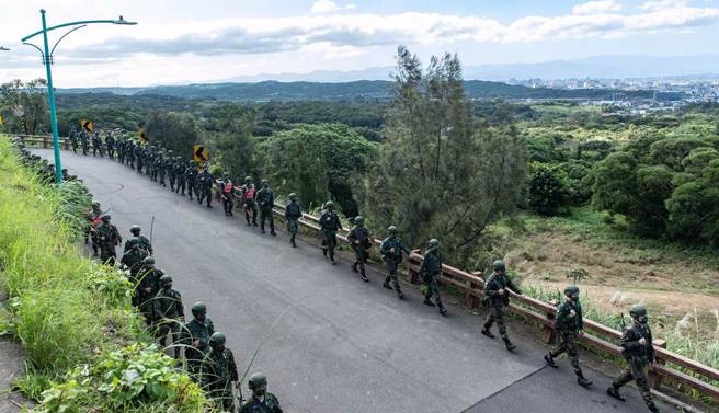 游锡堃今天表示募兵制应该要检讨。图为新制教召行军5公里。（军闻社资料照片）