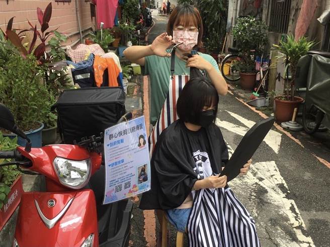 来自大陆江西的新住民宋群积极参与政府举办的美髮技能培训课程，并考取丙级证照。（移民署提供）