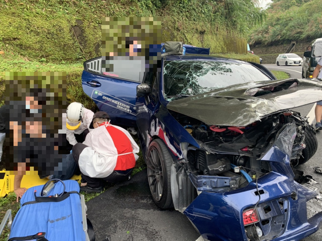 宜兰县三星乡三星路八段台七丙线8.4公里处，今（12日）下午2时36分1台自小客车从牛斗往福山方向，疑过弯失控跨越双黄线，与对向游览车发生对撞。（翻摄照片）