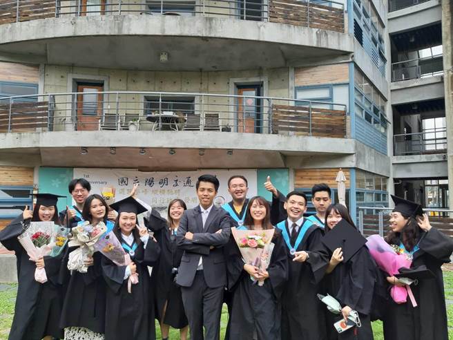 知名新闻主播兼校友曾伟旻（中）用台湾闽南语和客语双语演讲，与学弟妹分享本土语言的丰富性与重要性。（阳明交大客家学院提供／邱立雅竹县传真）