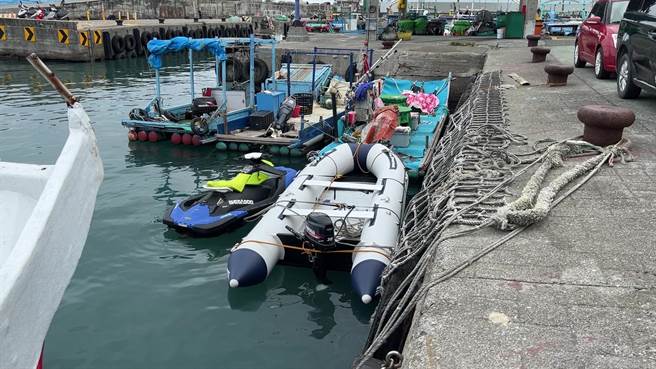 2陆籍男昨橡皮艇闯富冈渔港，台东渔民直呼太扯。（蔡旻妤摄）